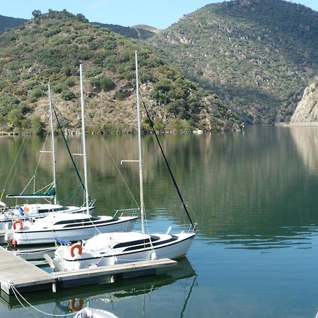 Douro Yacht Charter & Bungalows Сан-Жуан-да-Пешкейра Экстерьер фото