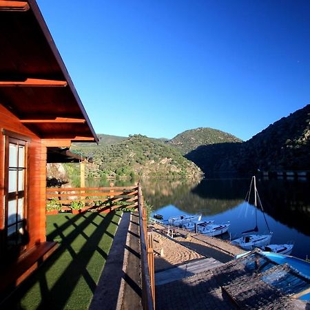 Douro Yacht Charter & Bungalows Сан-Жуан-да-Пешкейра Экстерьер фото