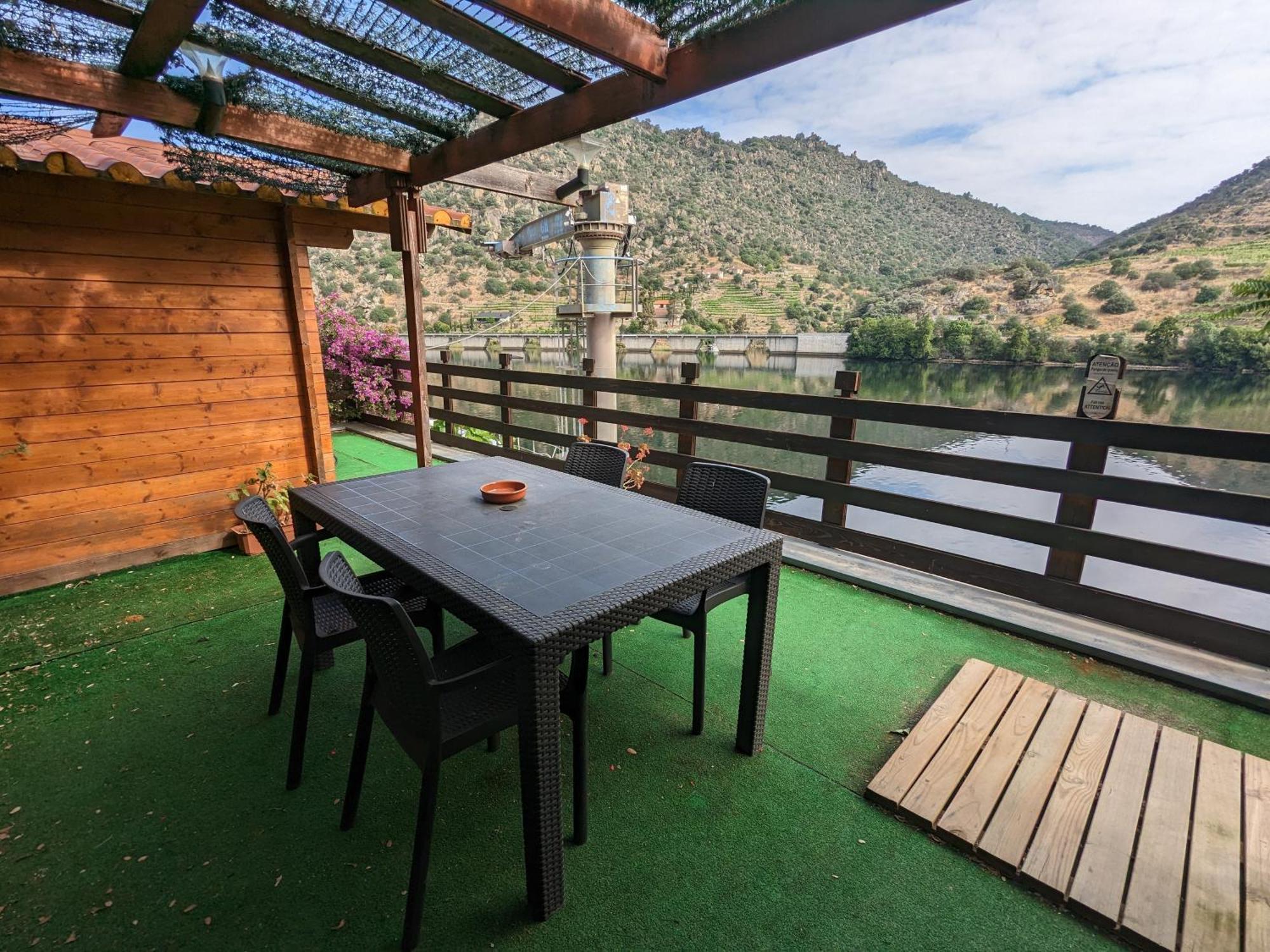 Douro Yacht Charter & Bungalows Сан-Жуан-да-Пешкейра Экстерьер фото