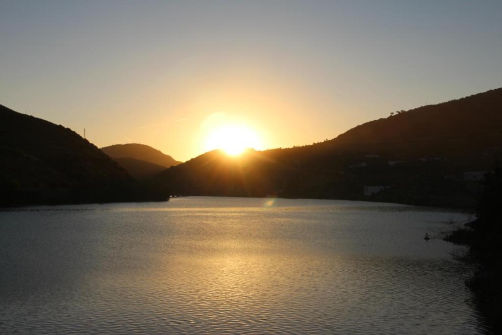 Douro Yacht Charter & Bungalows Сан-Жуан-да-Пешкейра Экстерьер фото